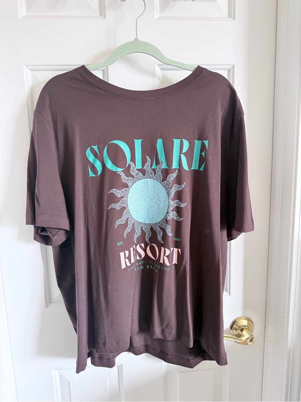 100% Cotton H&M Graphic Tee Solare Resort Sun Print in Chocolate Brown oversized